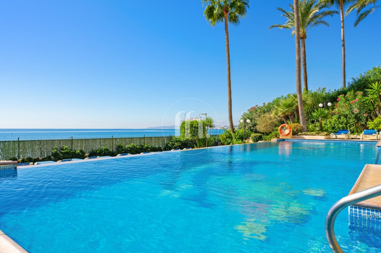 Superb frontline beach apartment for sale in El Coral Estepona, Playa del Cristo - Image 5