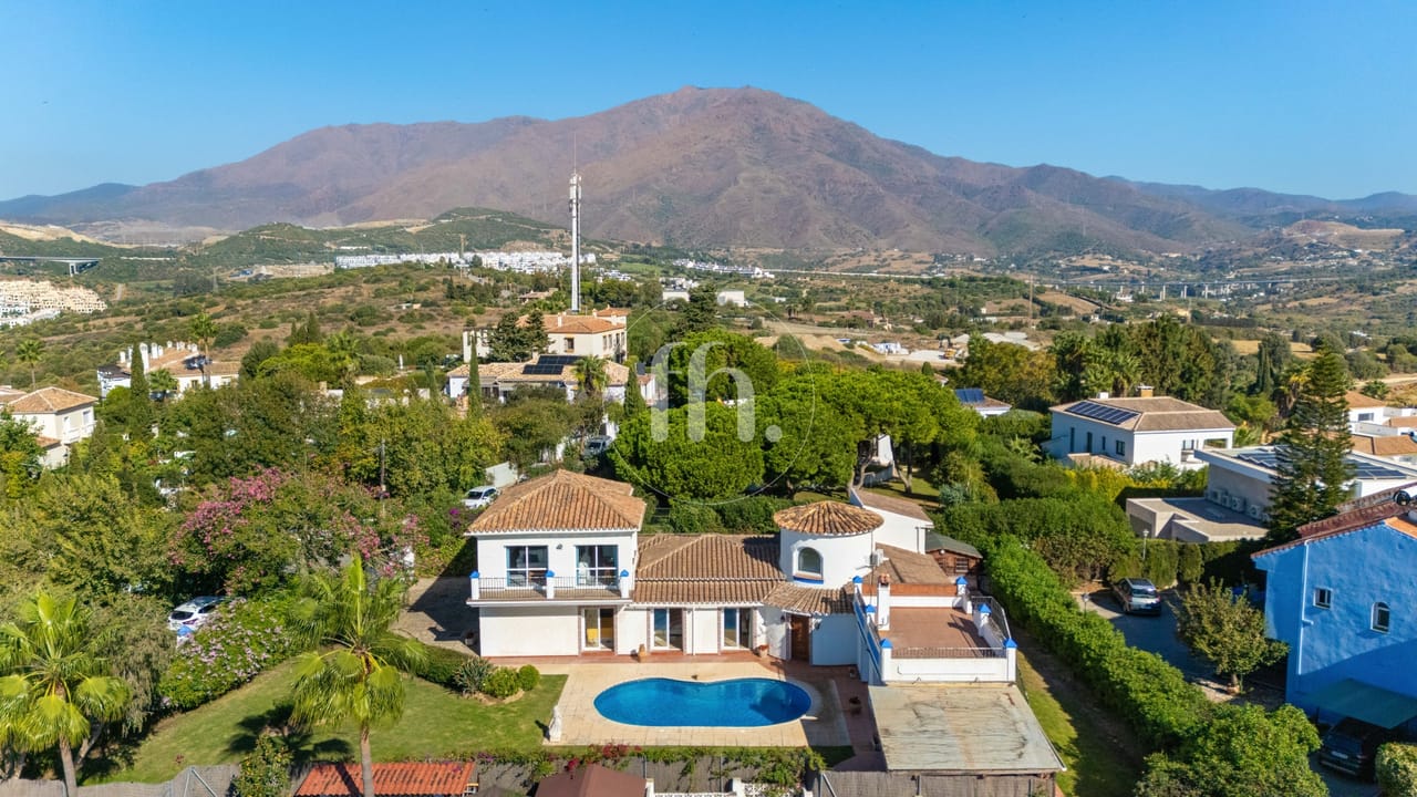 Amplia villa independiente de seis dormitorios en Don Pedro, Estepona - Image 42
