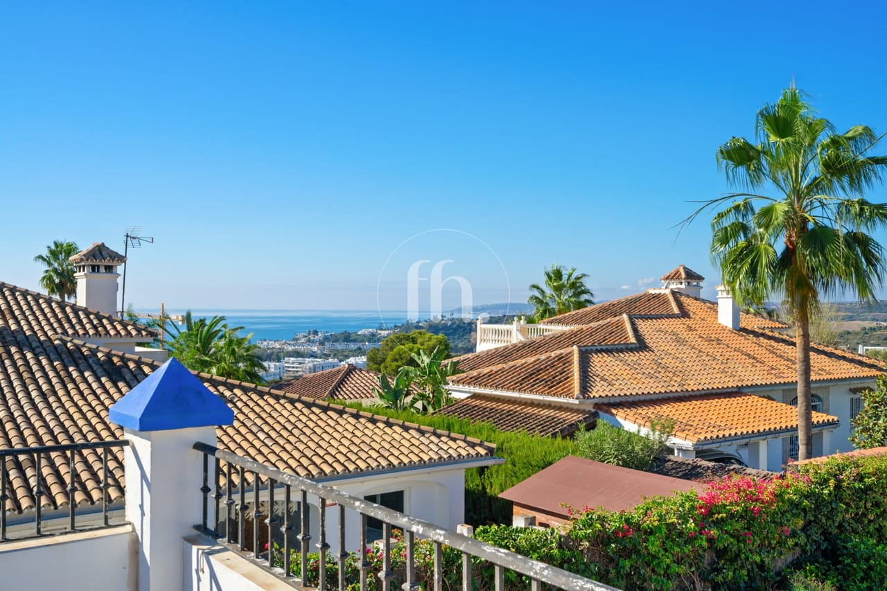 Amplia villa independiente de seis dormitorios en Don Pedro, Estepona - Image 18