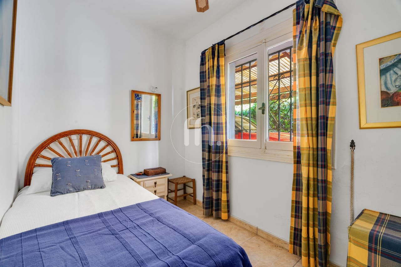 Amplia villa independiente de seis dormitorios en Don Pedro, Estepona - Image 34