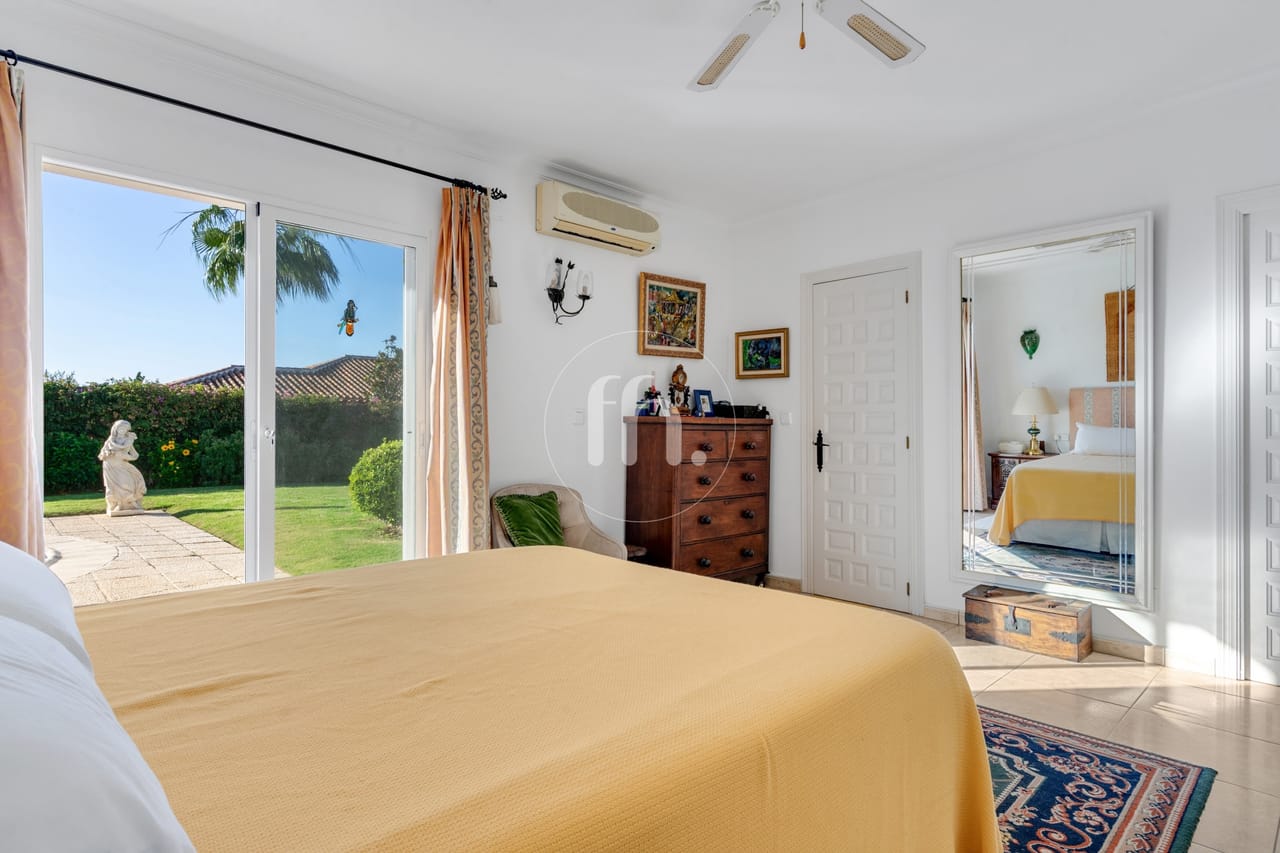 Amplia villa independiente de seis dormitorios en Don Pedro, Estepona - Image 22