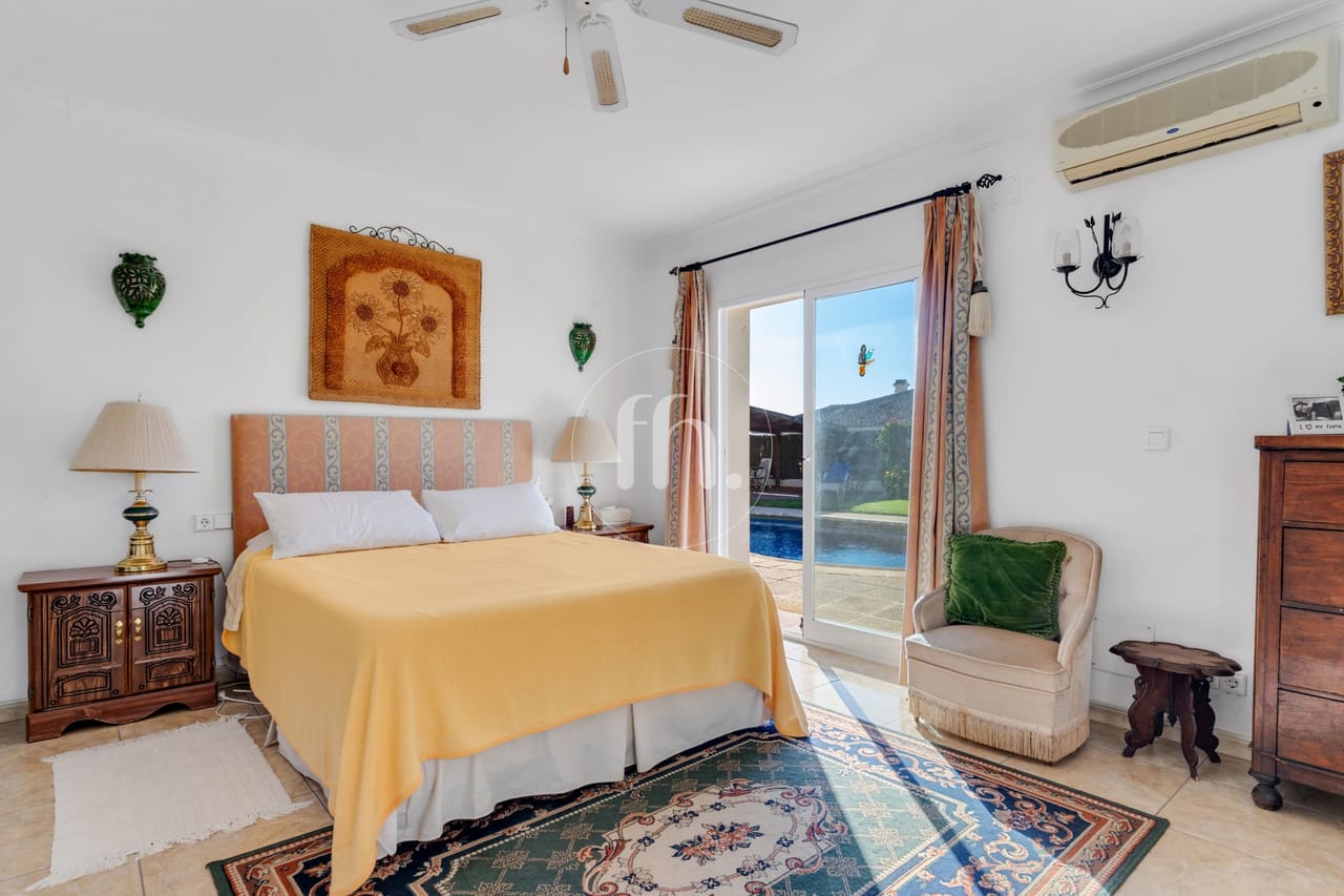 Amplia villa independiente de seis dormitorios en Don Pedro, Estepona - Image 21