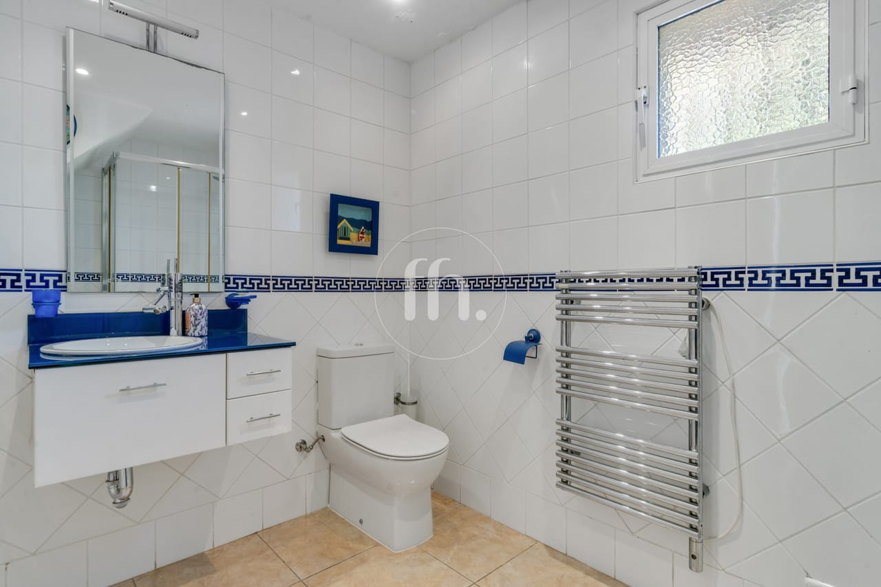 Amplia villa independiente de seis dormitorios en Don Pedro, Estepona - Image 23
