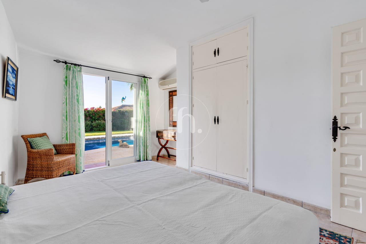 Amplia villa independiente de seis dormitorios en Don Pedro, Estepona - Image 33