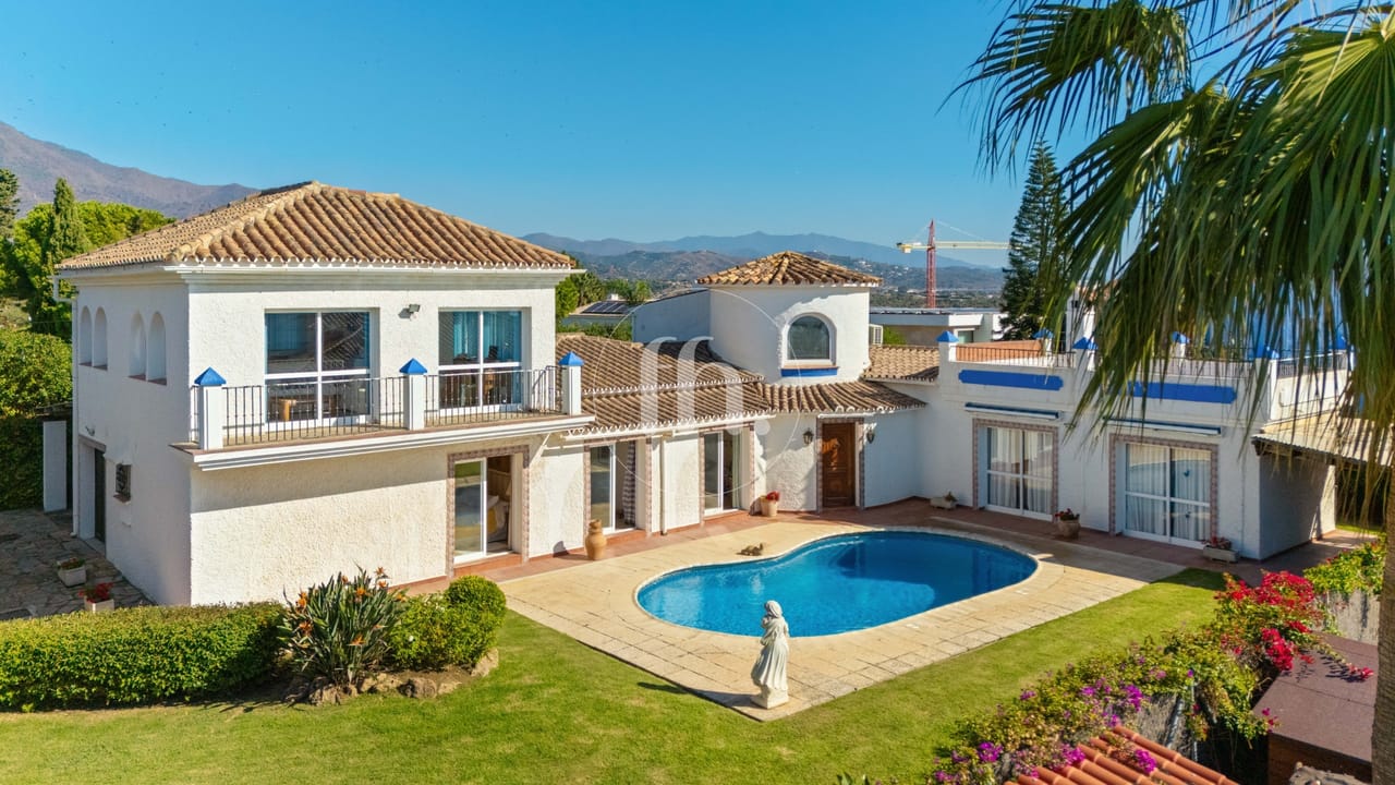 Amplia villa independiente de seis dormitorios en Don Pedro, Estepona