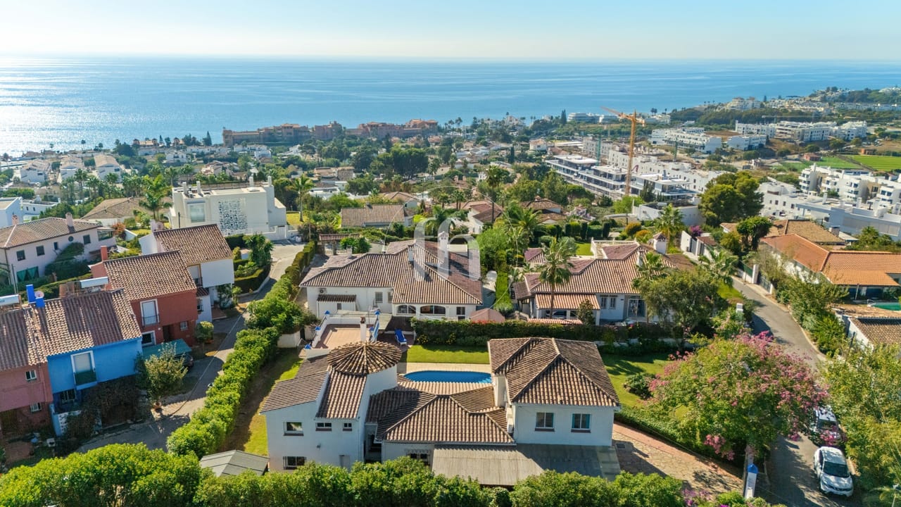 Amplia villa independiente de seis dormitorios en Don Pedro, Estepona - Imagen 2