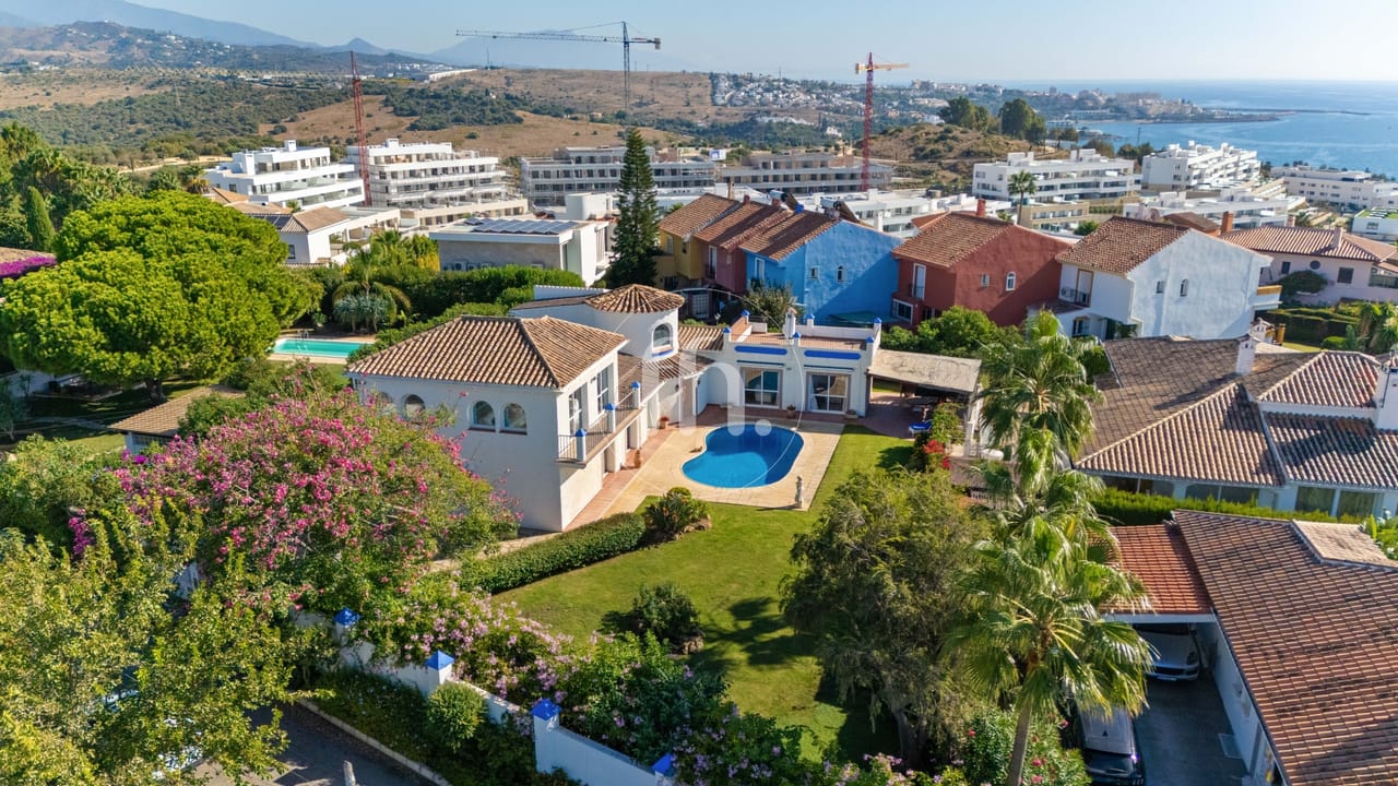Amplia villa independiente de seis dormitorios en Don Pedro, Estepona - Image 43
