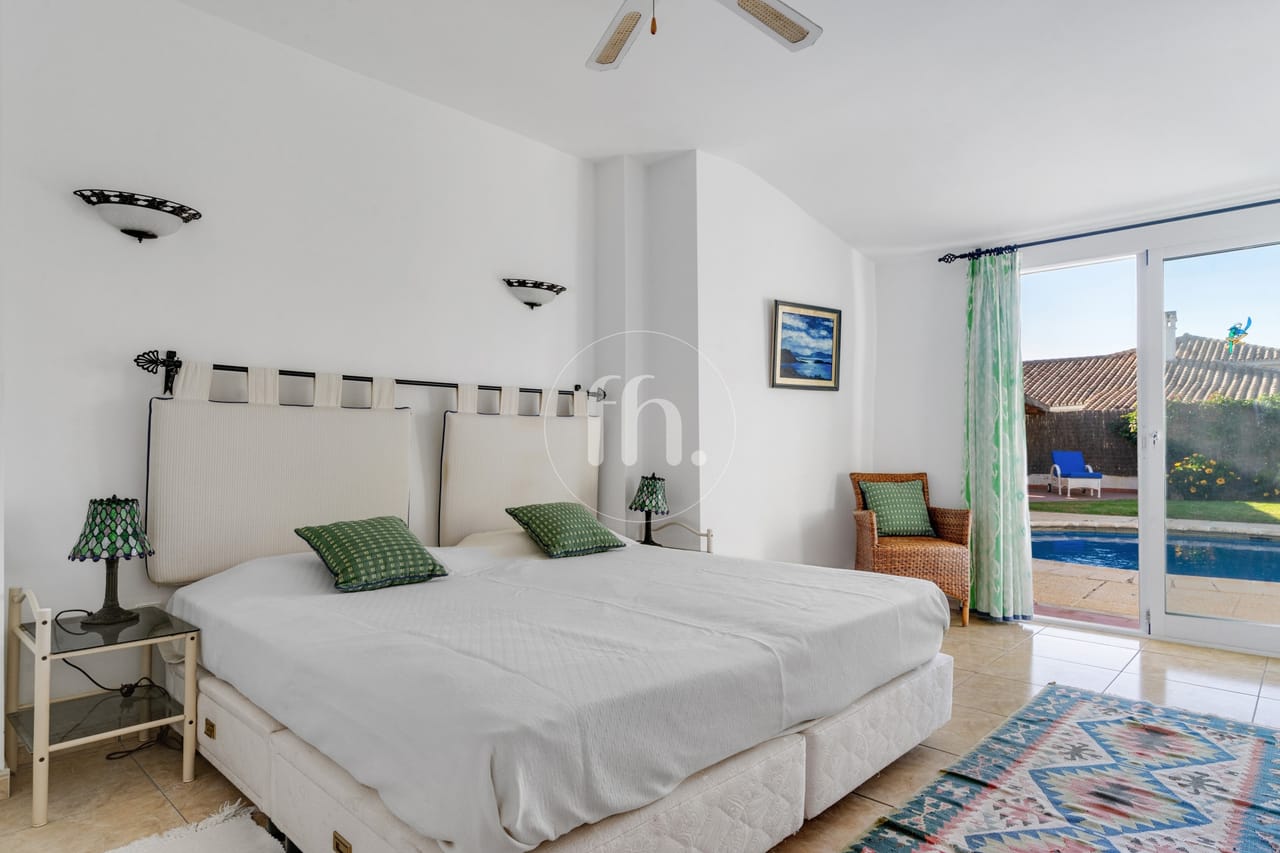 Amplia villa independiente de seis dormitorios en Don Pedro, Estepona - Image 31