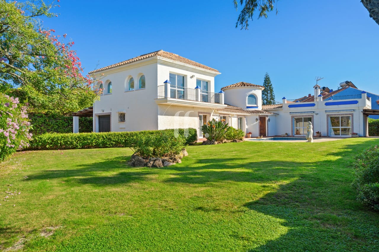 Amplia villa independiente de seis dormitorios en Don Pedro, Estepona - Image 17