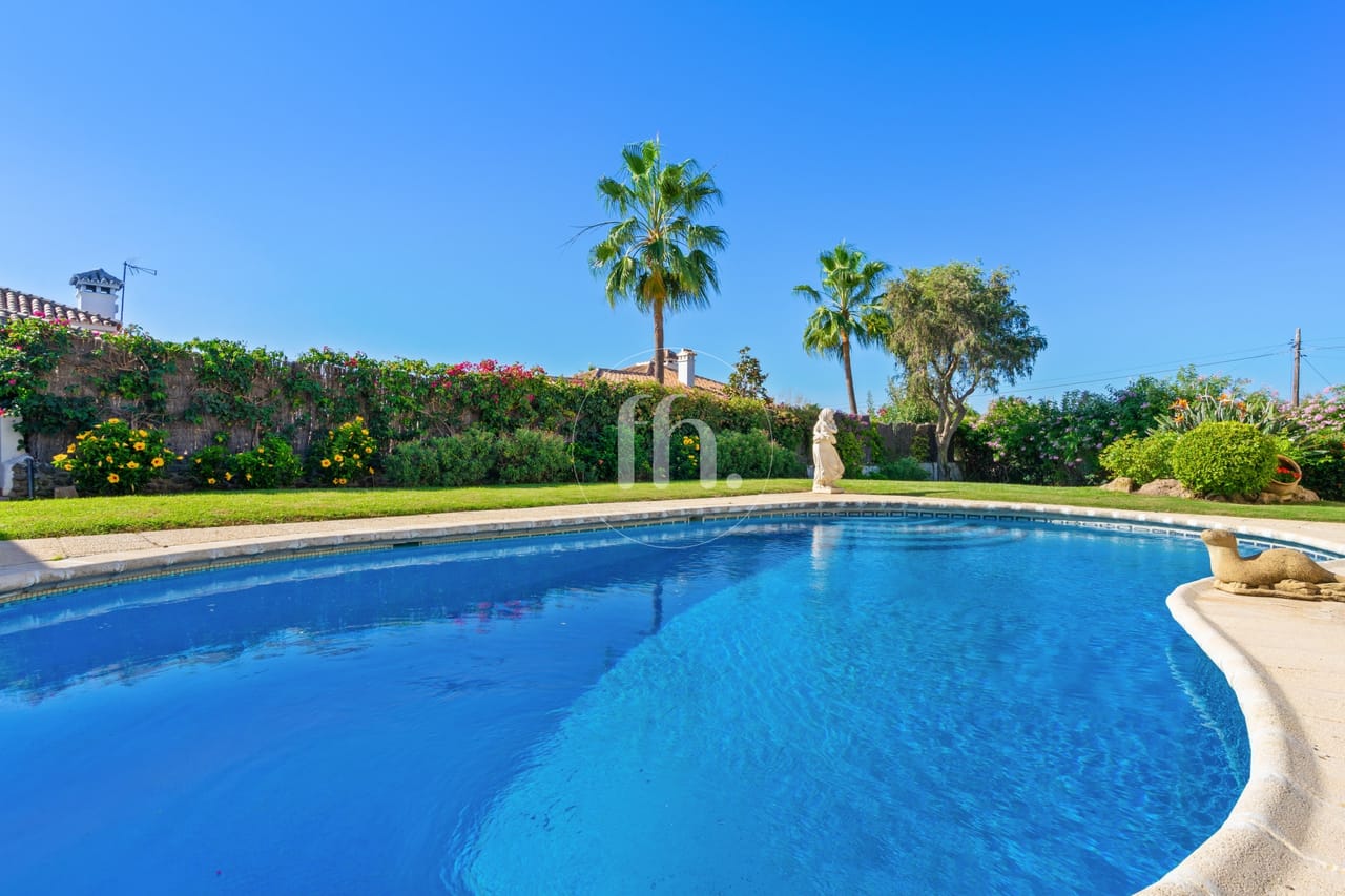 Amplia villa independiente de seis dormitorios en Don Pedro, Estepona - Image 39