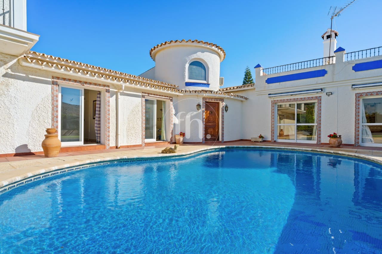 Amplia villa independiente de seis dormitorios en Don Pedro, Estepona - Image 37