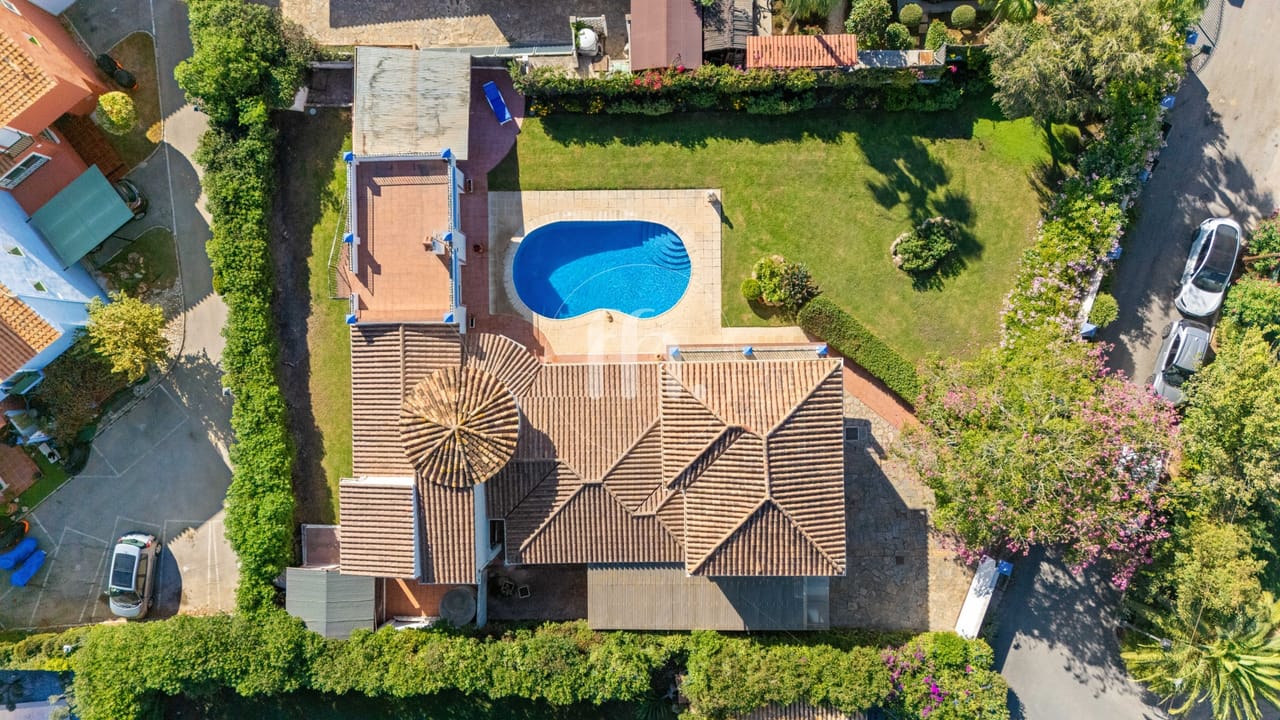 Amplia villa independiente de seis dormitorios en Don Pedro, Estepona - Image 19