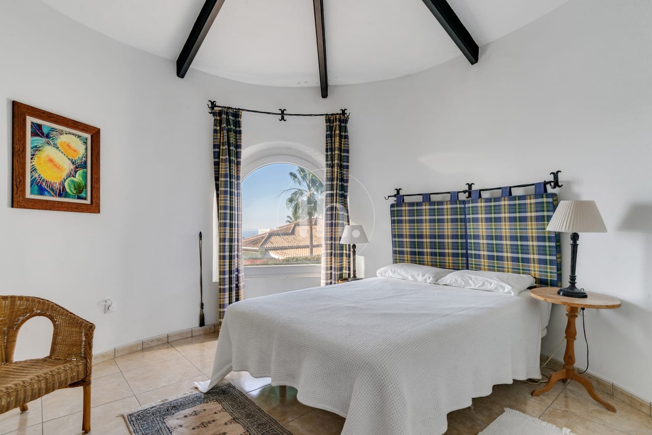 Amplia villa independiente de seis dormitorios en Don Pedro, Estepona - Image 27