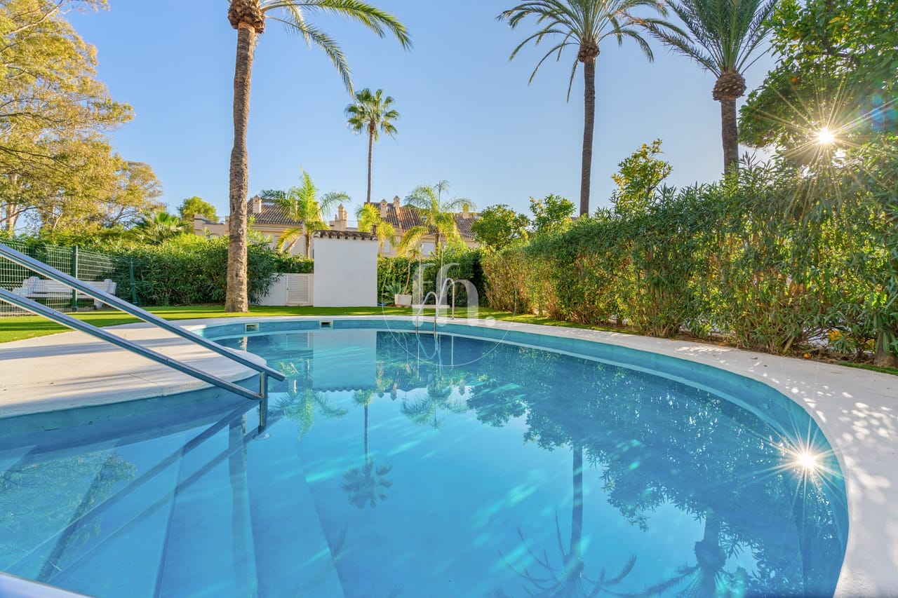 Stunning Beachside Townhouse in Laguna Beach, Estepona - Image 27