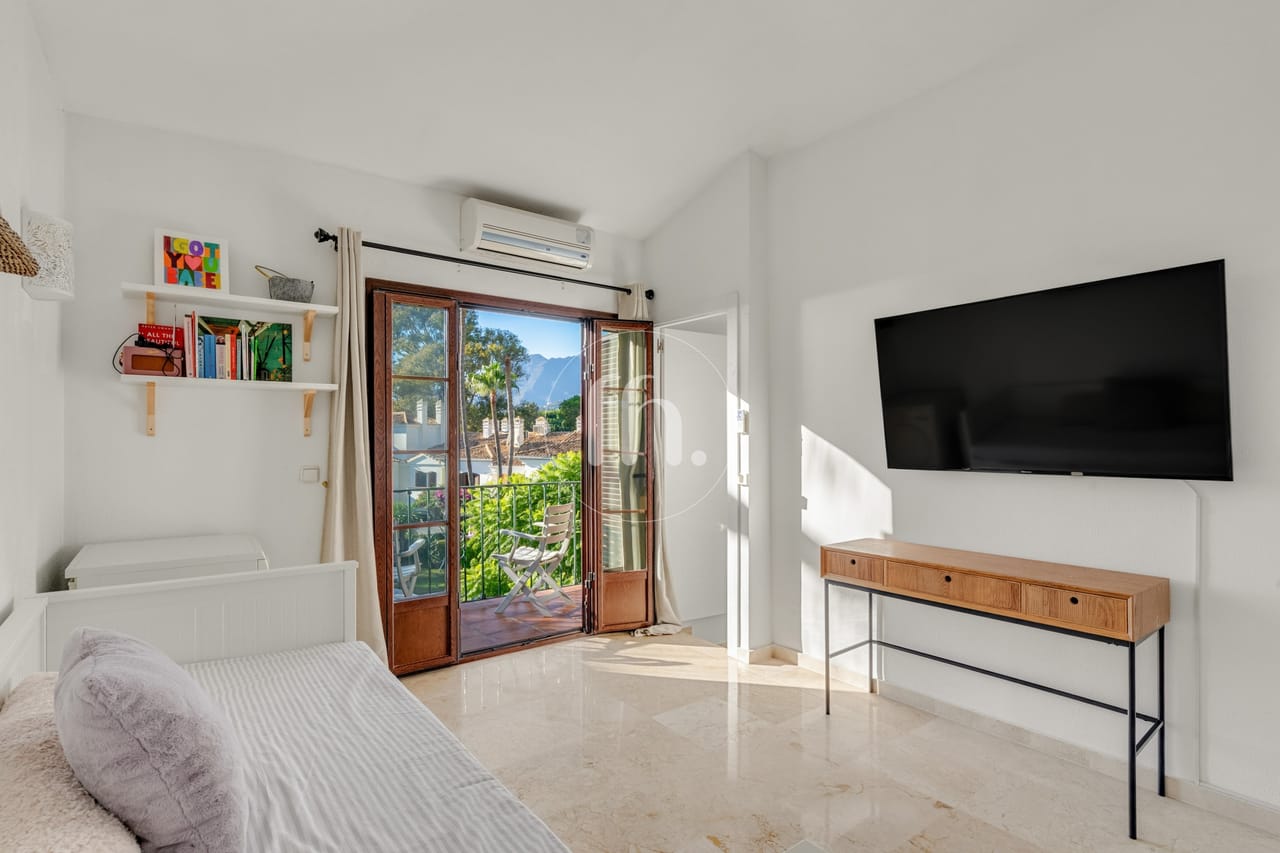 Stunning Beachside Townhouse in Laguna Beach, Estepona - Image 25