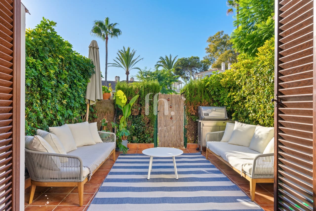 Stunning Beachside Townhouse in Laguna Beach, Estepona - Image 11