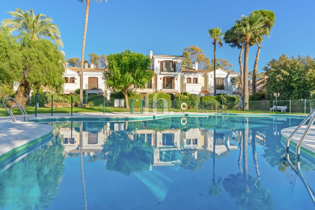 Stunning Beachside Townhouse in Laguna Beach, Estepona - Image 10