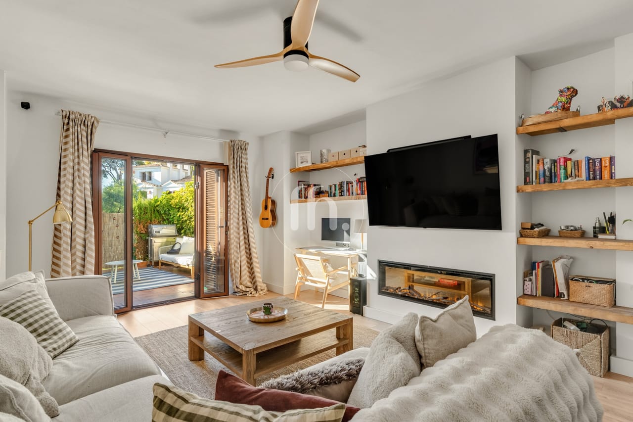 Stunning Beachside Townhouse in Laguna Beach, Estepona - Image 3