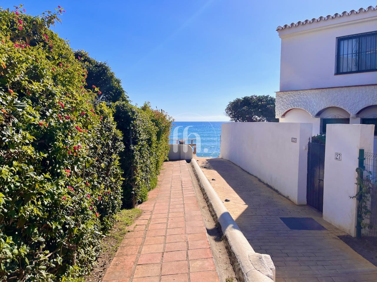 Stunning Beachside Townhouse in Laguna Beach, Estepona - Image 32