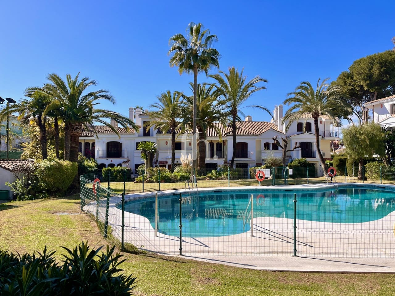 Stunning Beachside Townhouse in Laguna Beach, Estepona - Image 28