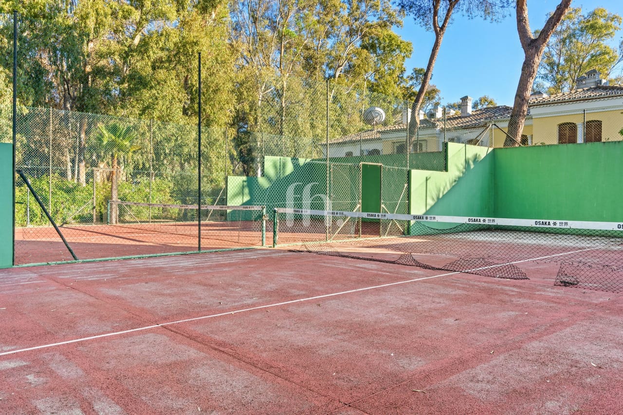 Stunning Beachside Townhouse in Laguna Beach, Estepona - Image 29